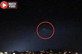 Video: UFO to hơn cả sân bóng đá rọi sáng trời đêm