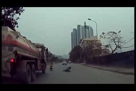 Video: Vừa lái xe vừa dùng điện thoại, thanh niên "hạ cánh" ngay trước gầm ô tô