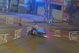 Video: Xe máy đâm vào thanh chắn tàu, hàng chục người hoảng hốt giải cứu