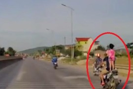 Video: Đứng tim cảnh bố để con gái đứng lên yên xe máy đi tốc độ cao