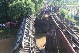 Video: Lật tàu hỏa ở Bangladesh, hơn trăm người thương vong