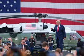 Video: Trực thăng Marine One đưa ông Trump vào tận sân khấu giao lưu với binh sĩ Mỹ