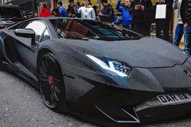 Video: Ngắm chiếc Lamborghini được đính kim cương toàn xe