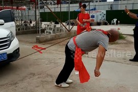 Video: Cao thủ kungfu dùng một tai kéo hai ô tô chở đầy người