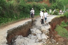 Kinh nghiệm sống còn cho lái xe khi đi qua sạt lở