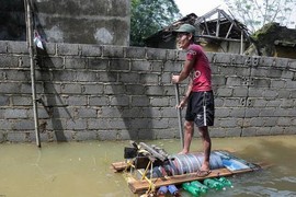 Video: Những phương tiện giao thông độc đáo mùa lũ lụt