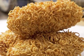 Video: Ramen bọc hot dog, quà vặt cho người thích ăn mì sống