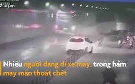 Video: Khoảnh khắc xe tải húc ôtô khách, lật nhào trong hầm Thủ Thiêm