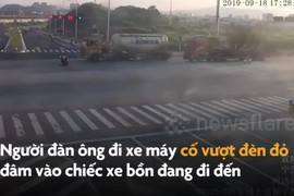 Video: Vượt đèn đỏ, người đàn ông suýt mất mạng dưới gầm xe container