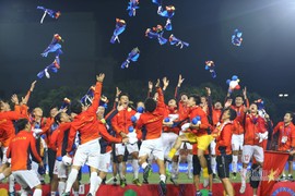 Video: U22 Việt Nam giành HCV Sea Games 30: CĐV nghỉ làm ra đón nhà vô địch