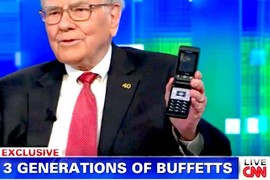 Warren Buffett chê iPhone X, tỷ phú khác dùng điện thoại gì?