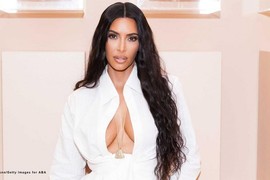 Video: Loạt bộ cánh khoe đường cong gợi cảm "chết người" của Kim Kardashian