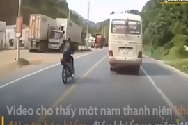 Video: Thanh niên đi xe máy gây tai nạn kinh hoàng ở Lạng Sơn