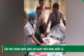 Video: Sản phụ Trung Quốc sinh con ngay trên dòng nước lũ