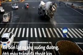 Video : Xe bồn lật nghiêng suýt đè trúng ôtô