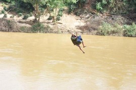 Video: Khoảnh khắc người dân Kon Tum đu dây qua sông Pô Kô