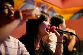 Hát karoke sau các cuộc nhậu, tưởng lành mà hại không tưởng