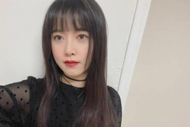 Goo Hye Sun bị dính vật lạ trên mặt khi tham gia buổi họp báo?