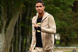 Chế độ ăn, tập luyện giúp nam giới có hình thể như Raphael Varane