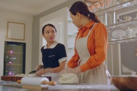 Cô gái Việt gây sốt khi đóng phim cùng Hoa hậu Honey Lee