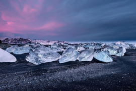 Bãi biển “kim cương” thu hút khách du lịch ở Iceland