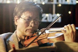 Quốc Tuấn: “Má và xương quai xanh của tôi rất đau vì chơi violin“