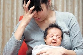 Mẹ chồng đi ăn cưới nửa ngày, cháu 1 tháng khát sữa khóc khản cổ