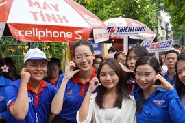 Phương Mỹ Chi  và dàn sao showbiz động viên tinh thần các sĩ tử