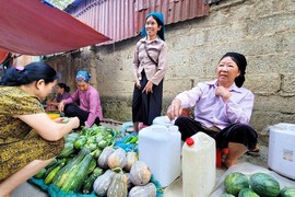 Nhộn nhịp chợ phiên Yên Minh