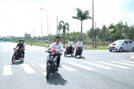 Video: Cú "hạ cánh" đầy đau đớn của thanh niên bốc đầu xe máy