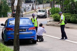 Tài xế taxi quỳ gối xin tha khi bị phạt vì hút thuốc lá