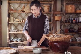 Bỏ phố về quê chăm sóc cha, cô gái thành vlogger nổi tiếng nhờ tài nấu ăn