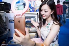 Ôm mộng giàu nhanh, giới trẻ đổ xô đến "làng livestream" 