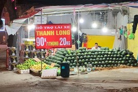 Chuối 5.000 đồng, thanh long 4.000 đồng/kg chất đống đầy vỉa hè