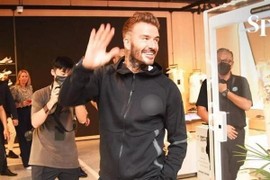 David Beckham gây sốt vì ở lại kê dọn bàn ghế sau sự kiện