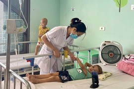 Quá tải bệnh nhi ung thư, bác sĩ khuyến cáo cách phát hiện sớm bệnh