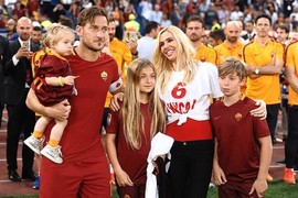 Ngắm nhan sắc vợ cũ nóng bỏng sắp đưa Totti ra tòa