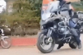 Phì cười cảnh xế cà tàng lao đổ BMW GS