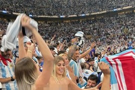 Nữ CĐV Argentina cởi áo ăn mừng trên khán đài