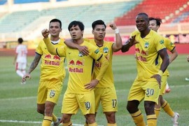 Vụ xung đột quyền lợi hiếm có ở V-League chưa tìm được lối ra