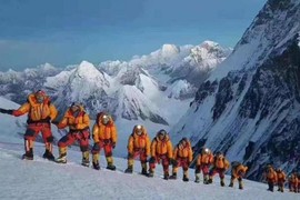 Leo lên đỉnh Everest, tốt nhất là không nên giúp đỡ người bị ngã?