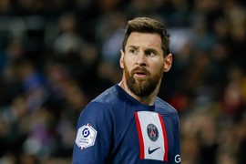 Pique thuyết phục Barcelona chia tay Messi