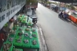 Video: Xe máy chạy khó lường bị tông cực mạnh, 4 người ngã 