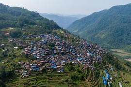 Hành trình săn mật loài ong lớn nhất thế giới ở Nepal