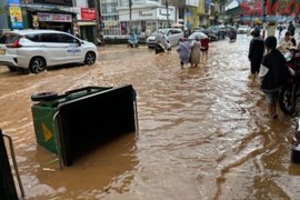 Trung tâm TP Đà Lạt lại ngập sâu sau trận mưa lớn kéo dài