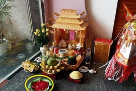 Bàn thờ Thần Tài có bát nước thả hoa, điều này mang ý nghĩa gì?