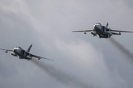 ‘Kiếm sĩ’ Su-24M Nga thường xuyên bay cắt mặt chiến hạm phương Tây