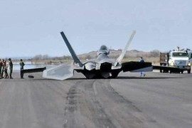 Mỹ mất 4 năm mới sửa xong tiêm kích F-22 Raptor mài bụng xuống đường băng