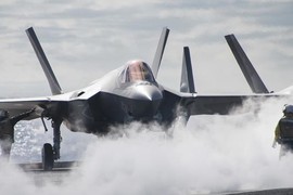 Tiêm kích F-35C nườm nượp cất-hạ ở cửa ngõ Biển Đông