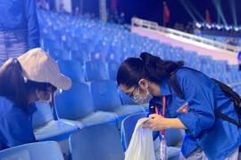 Bạn trẻ tình nguyện dọn rác tại SEA Games 31